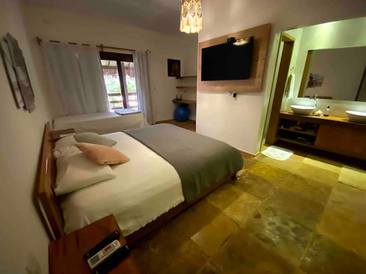 Super mastersuite met kingsize bed, 65inch smart-tv en 330 kanalen, split 