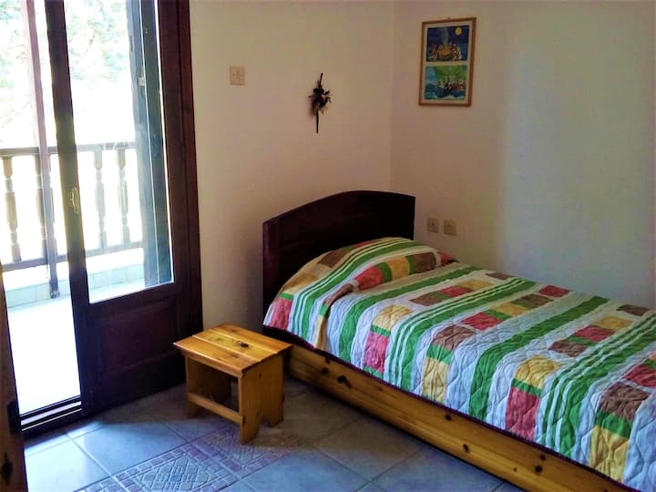 Повисоко ниво - соба 2 (два единечни кревета)
Белешка: има втор единечен кревет под единечниот кревет прикажан на фотографијата