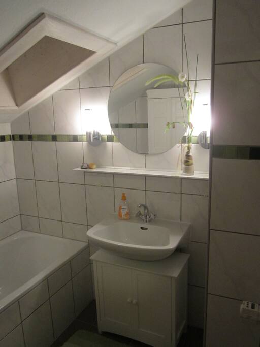 Badezimmer + Badewanne