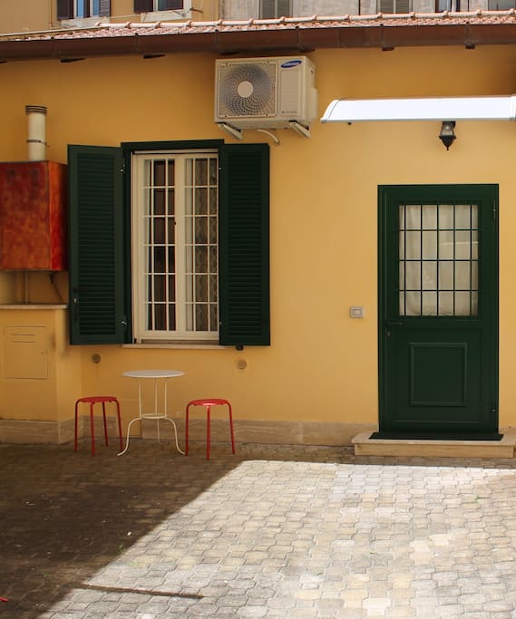 Esterno cortile della casetta.