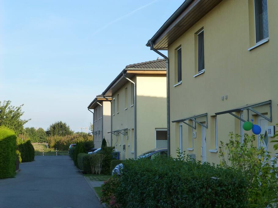 Haus liegt in verkehrberuhigtem Bereich, verfügbarer Parkplatz direkt neben dem Haus