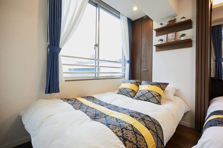 El sofá se convierte en una cama semidoble.