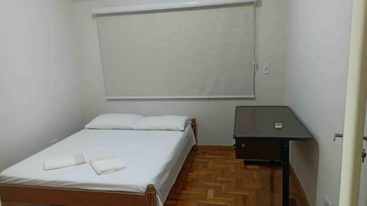 חדר שינה 2 - מיטה זוגית אחת ושולחן למשרד ביתי. 