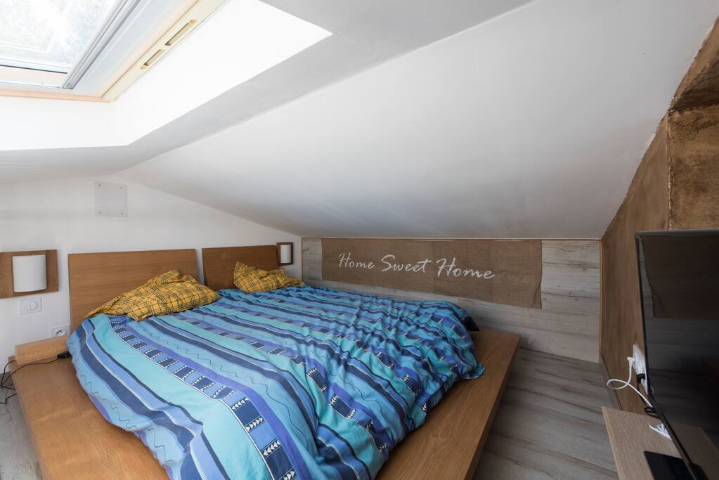 MEZZANINE AVEC LIT ET TV