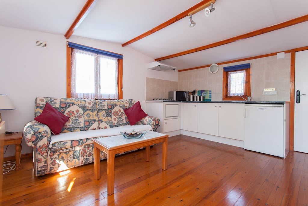 Lounge/ kitchen area