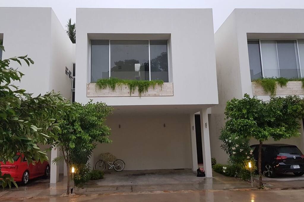 El exterior del townhouse, es una privada con cámaras de seguridad y velador nocturno.