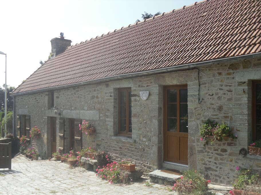 Façade du gîte avec cour privative
