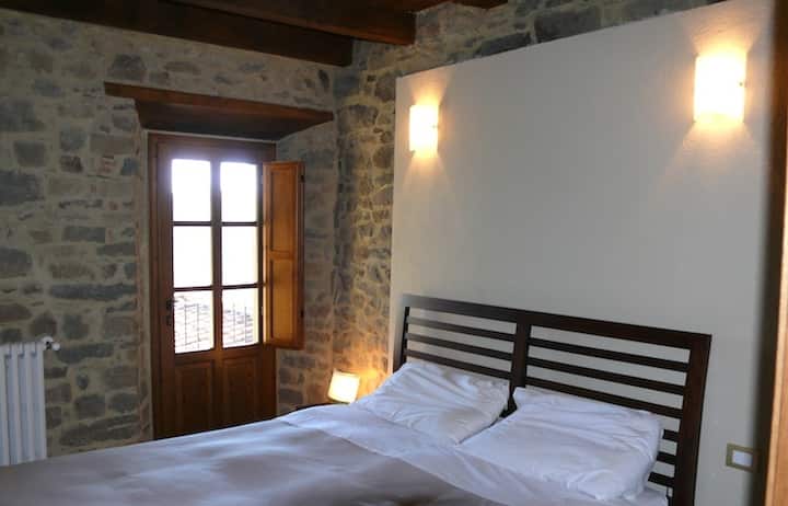 Deuxième chambre avec balcon et vue sur la montagne.