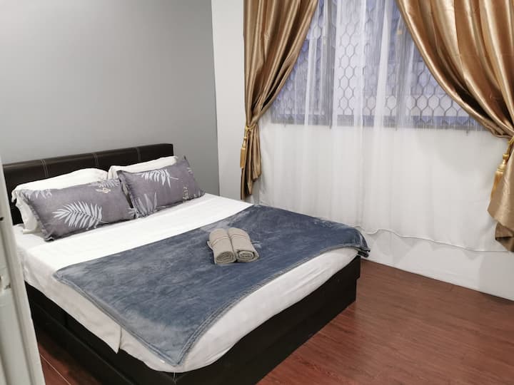 Soba u donjem dijelu grada. BRAČNI KREVET (ŠIRINE 150