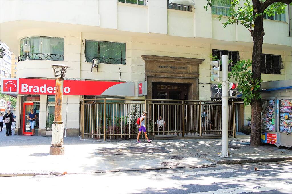 A entrada do prédio/
The entrance of the building/
La entrada del edificio.