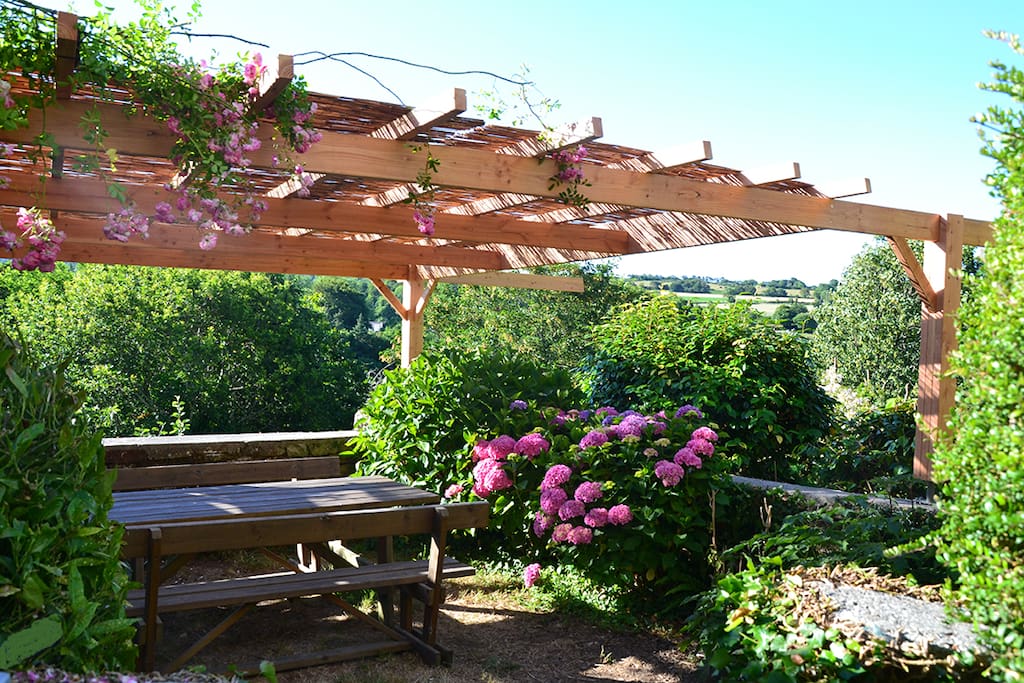 Pergola surplombant la véllée