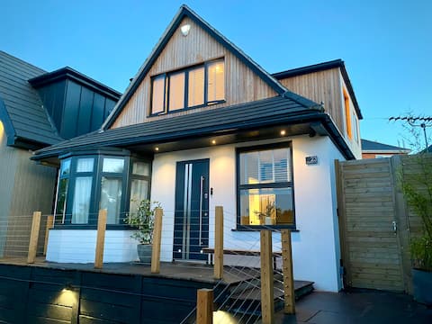Luxury 3 Bed House with Hot Tub - Central Location