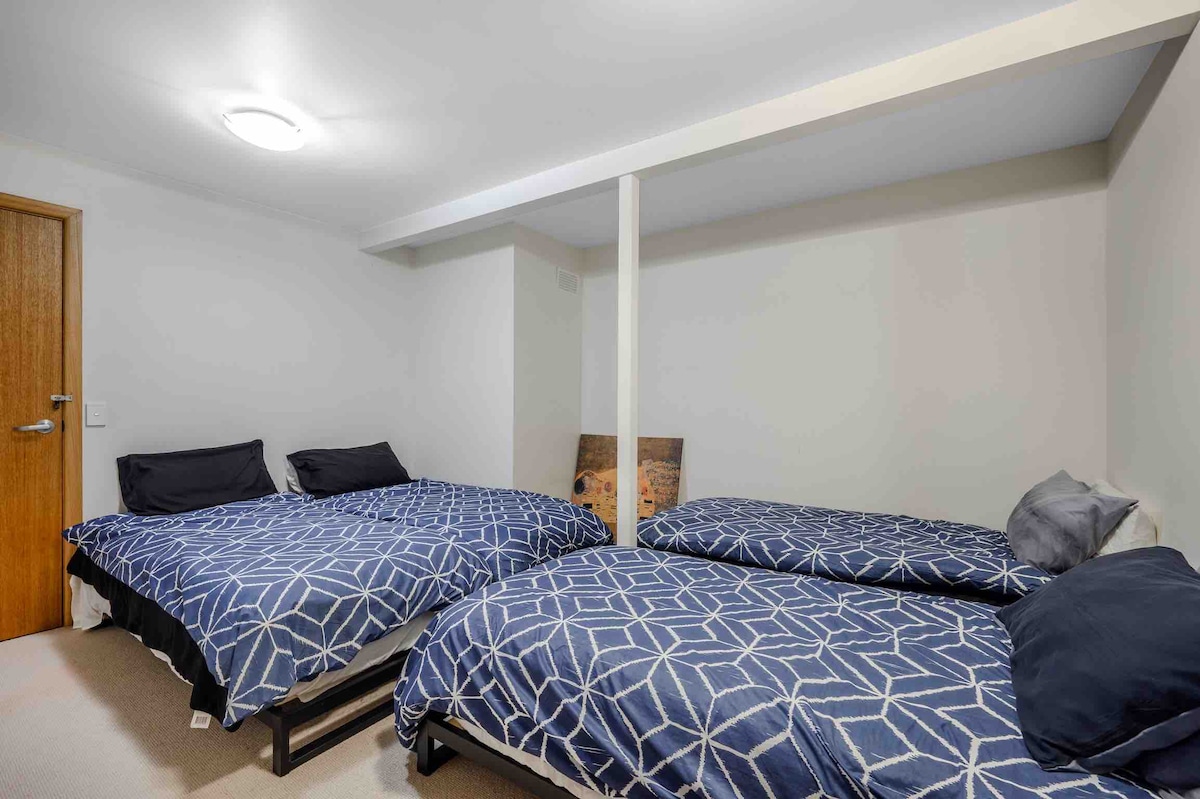 ห้องนอนที่ 6 มีเตียงเดี่ยว 4 เตียง