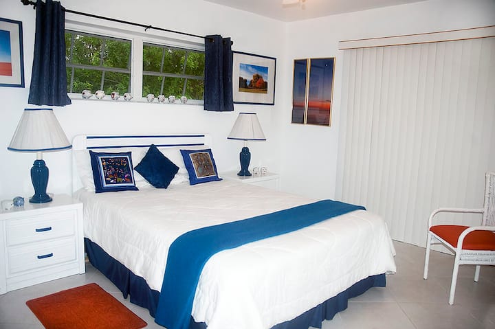 يتم تشطيب غرفة النوم الثانية باللونين الأزرق والأبيض الهش مع قليل من البرتقال.