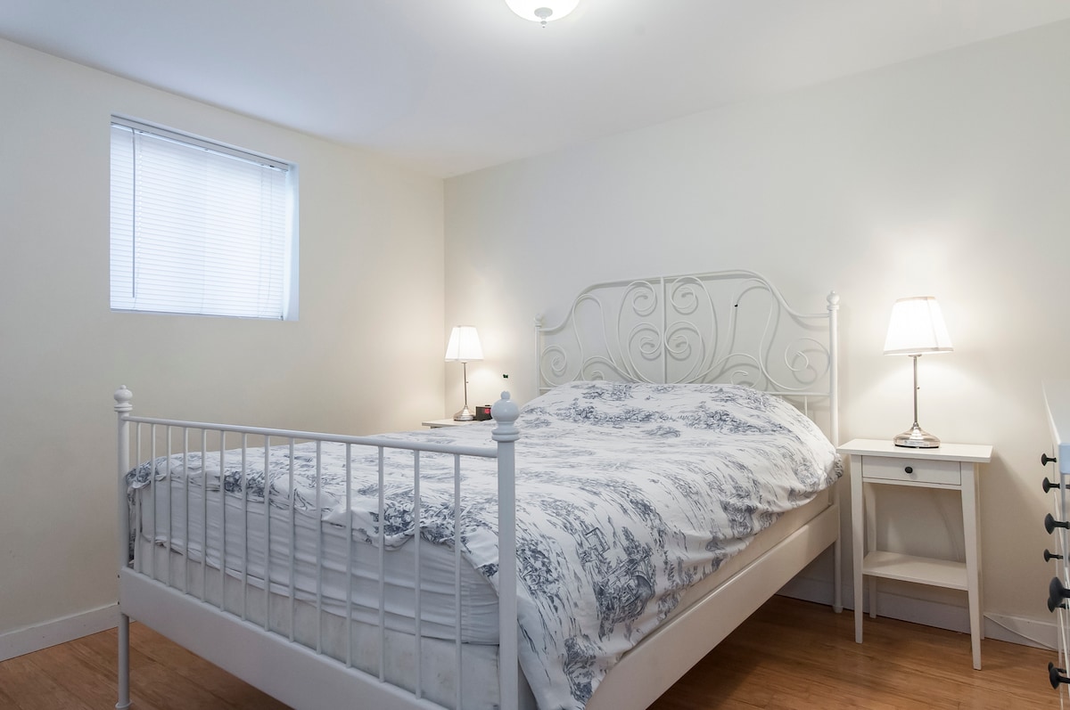 ห้องนอนพร้อมเตียงควีนไซส์/Chambre à coucher avec lit queen