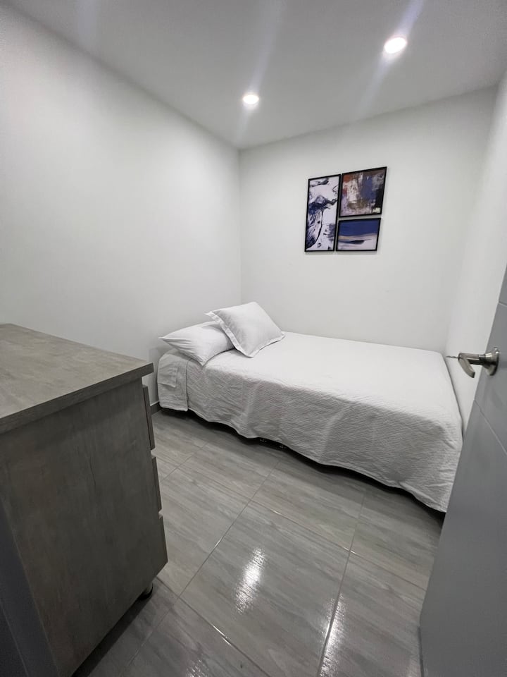 Druhá spálňa s manželskou posteľou, okennými závesmi, toaletným stolom s úložným priestorom a ventilátorom