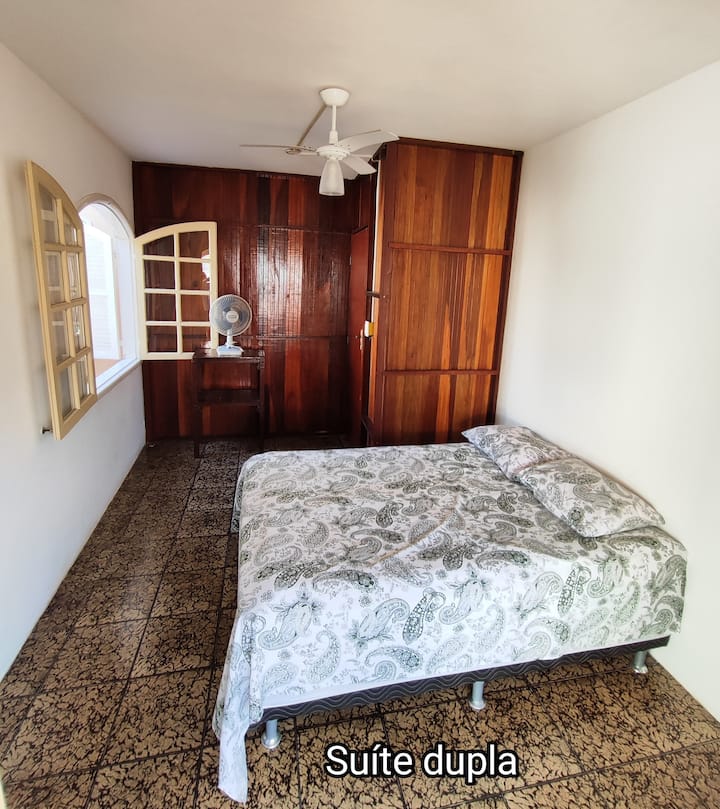 Dhomë gjumi në katin e 2-të – Me banjë private, 1 krevat dopio dhe një ballkon.
* Ka jastëkë dhe një ventilator tavani.

* Shtrojat e krevatit, për qëllime ilustruese * (Nuk i kemi!)