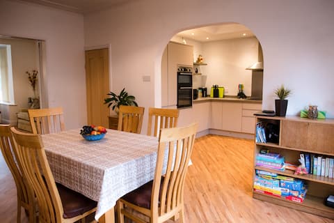 Spacious Seaside House * BEACH * CENTRAL*Sleeps 7*
