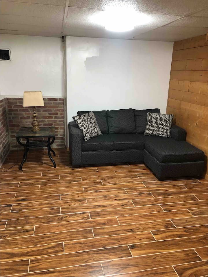 Kauč za spavanje koji se izvlači na bračni krevet. Nalazi se u donjoj etaži kuće.