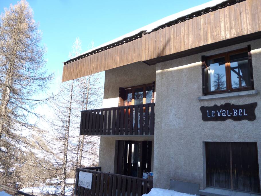 Duplex au dernier étage du chalet avec un grand balcon.