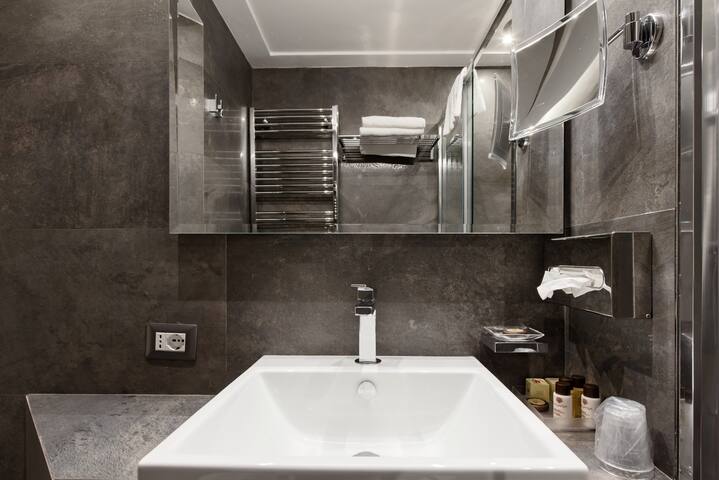 Appartamento di lusso elegante con un design moderno e vista su Piazza di Spagna gallery image 3