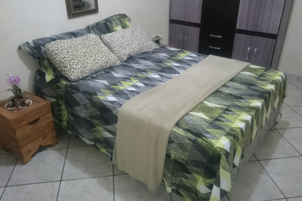 “Somos hospitaleiros e alegres. Isso é uma coisa particular e natural do nosso povo e contagia a todos que nos visitam”
O espaço
Bem confortável, cozinha funcional equipada. A lavanderia com lavadora é compartilhada, basta utilizar.
Distancias
Localizada a 5,7 km do centro de São João del-Rei, e a 11,4 km da cidade Tiradentes.
Interação com os hóspedes
Sempre que necessário, o hóspede pode se comunicar através de e-mail e telefone.
