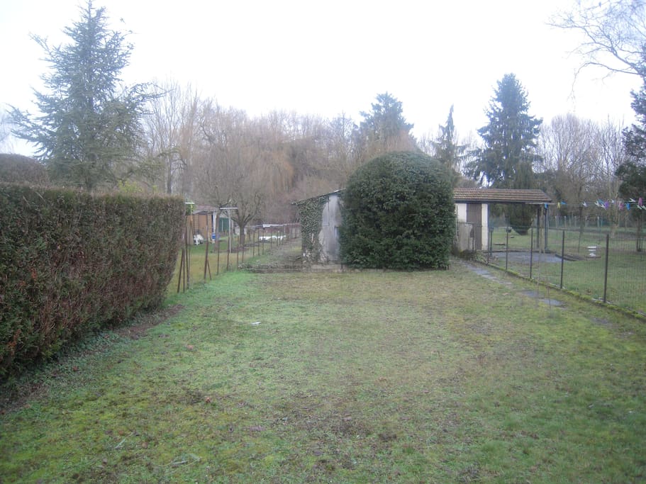 Jardin propice à faire un barbecue