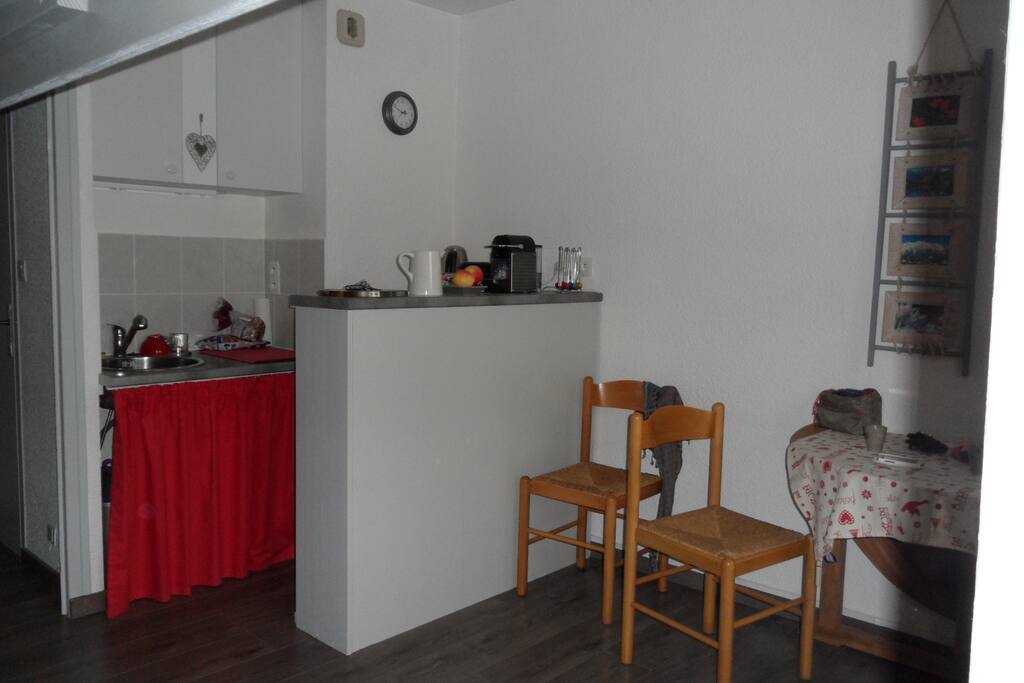 Coin cuisine avec une table et 4 chaises