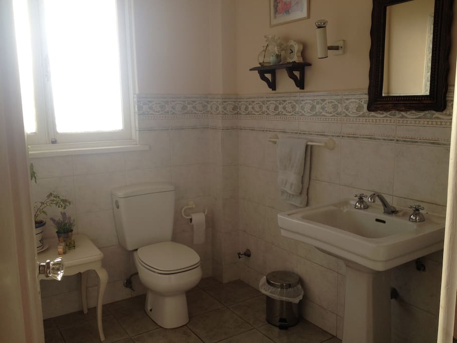 Baño privado del dormitorio 1