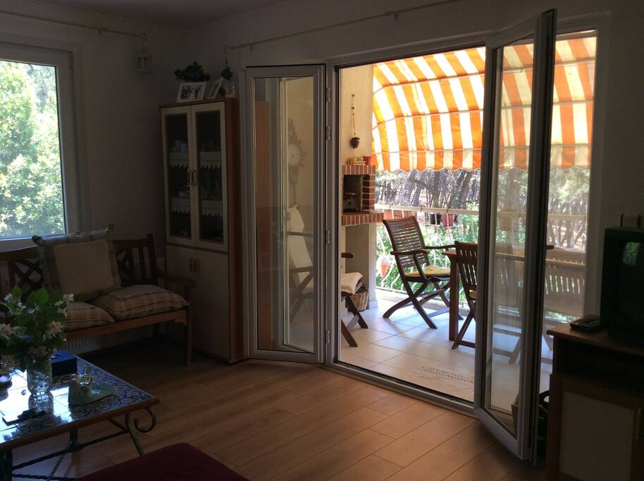 Salon ve balkondan bir görüntü