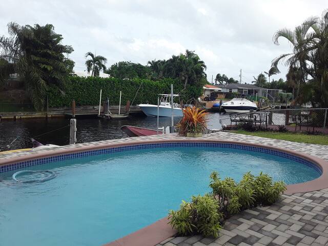 Nice private room / Waterfront home