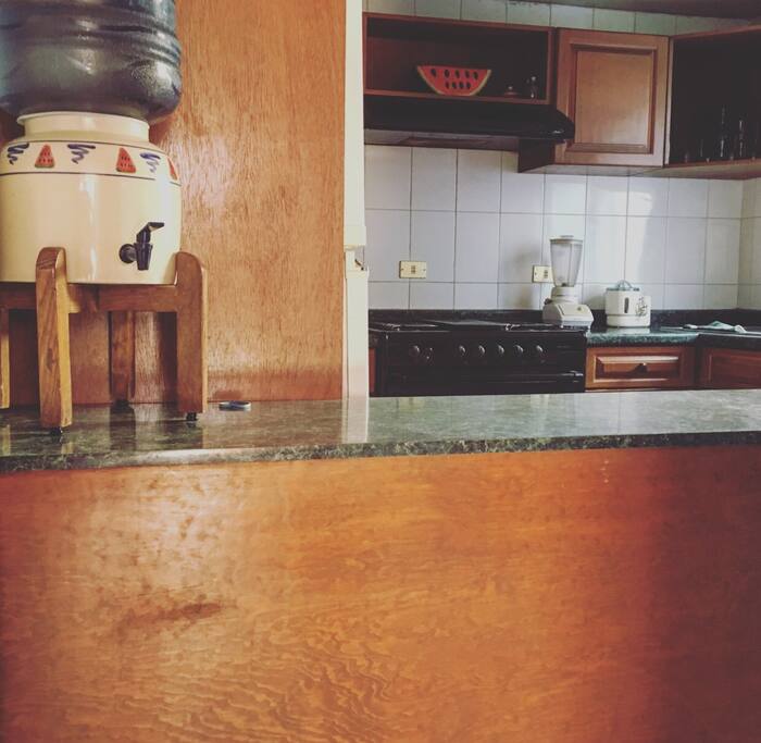 Cocina integral (estufa con horno y campana, microondas, refrigerador, licuadora, vajilla y cubiertos)