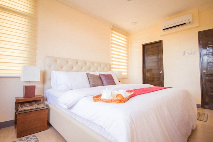 סיימו כל יום בנוחות ובשינה לילית נהדרת, באחת מהמיטות המפוארות שלנו בקליפורניה קינג!