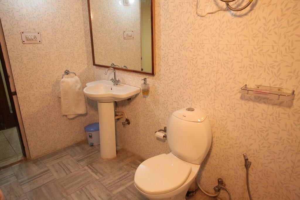 BATHROOM WITH GEYSER