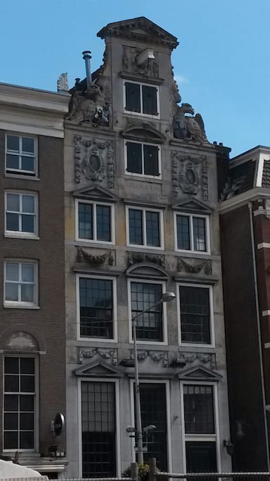A picture of a nice/beautiful house in the centre of Amsterdam