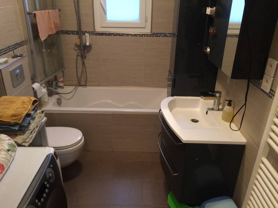 Salle de bain
avec baignoire