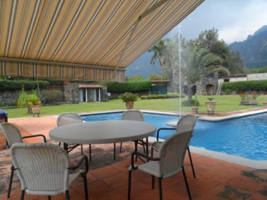 Mesa en terraza de alberca