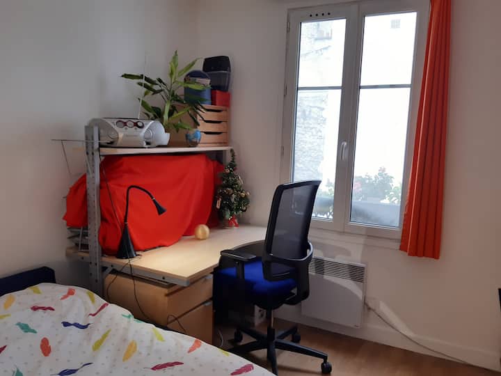 חדר השינה השני, שולחן העבודה והחלון. חדר השינה השני, שולחן העבודה והחלון.