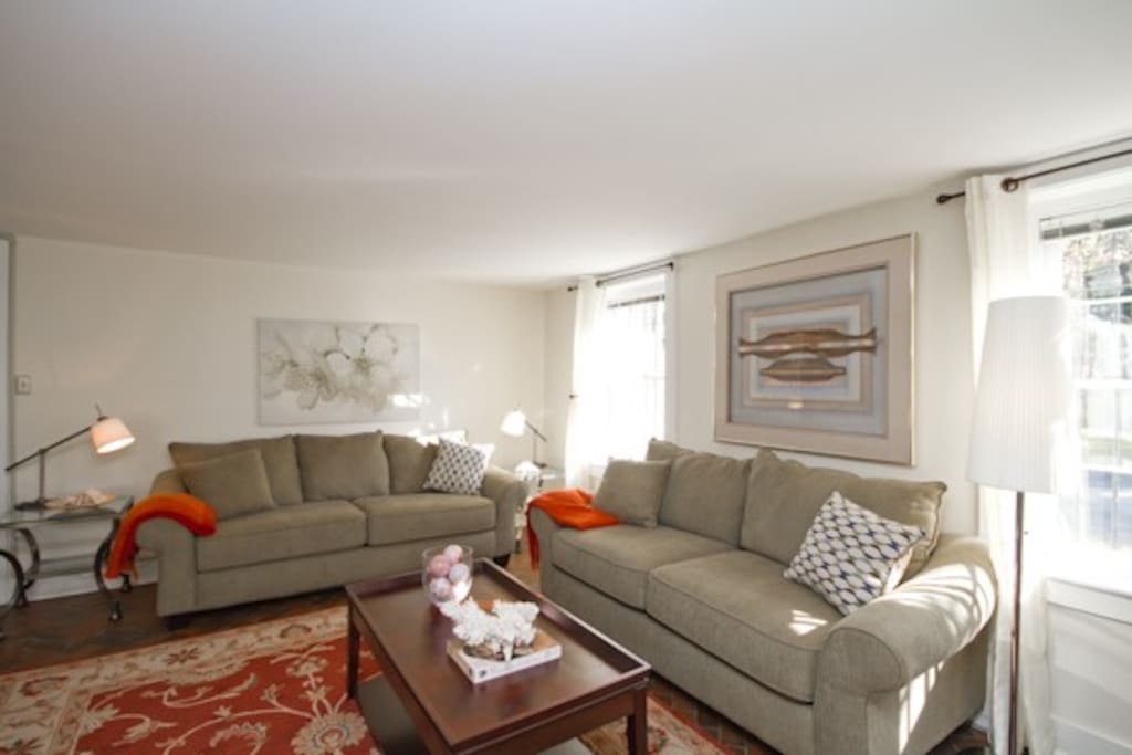 2 Sofas, 1 Pull out