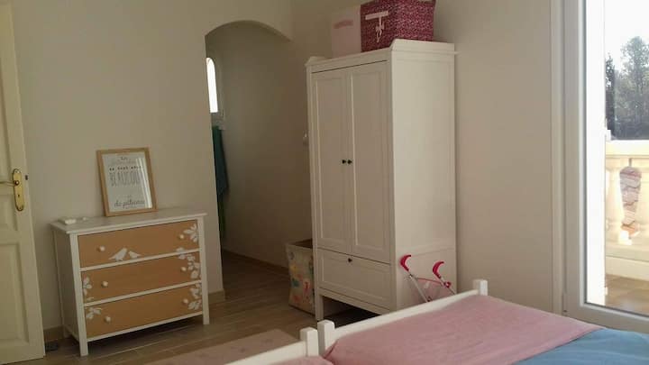Dormitorio 4 con entrada al baño con ducha.
