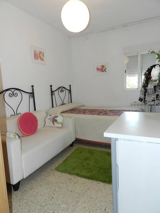Habitación con sofa y mesa.