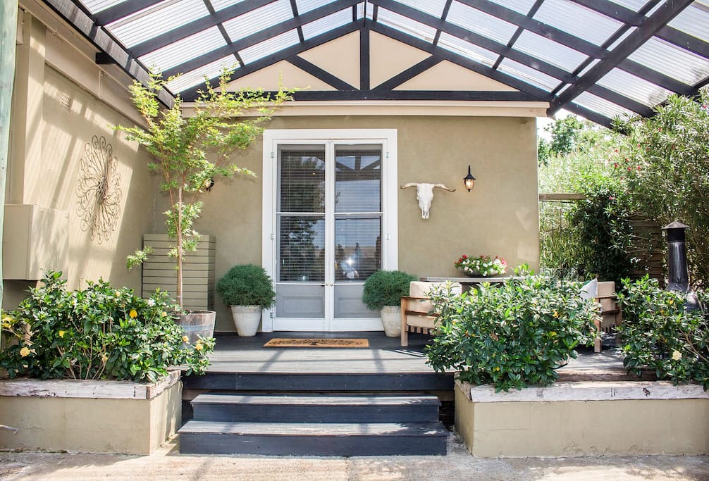 Jugiong Old Hall Bed and Breakfast Cottages for Rent in Jugiong, New