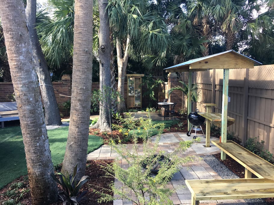 Outdoor Patio w/ Bench, Bar, & Grill