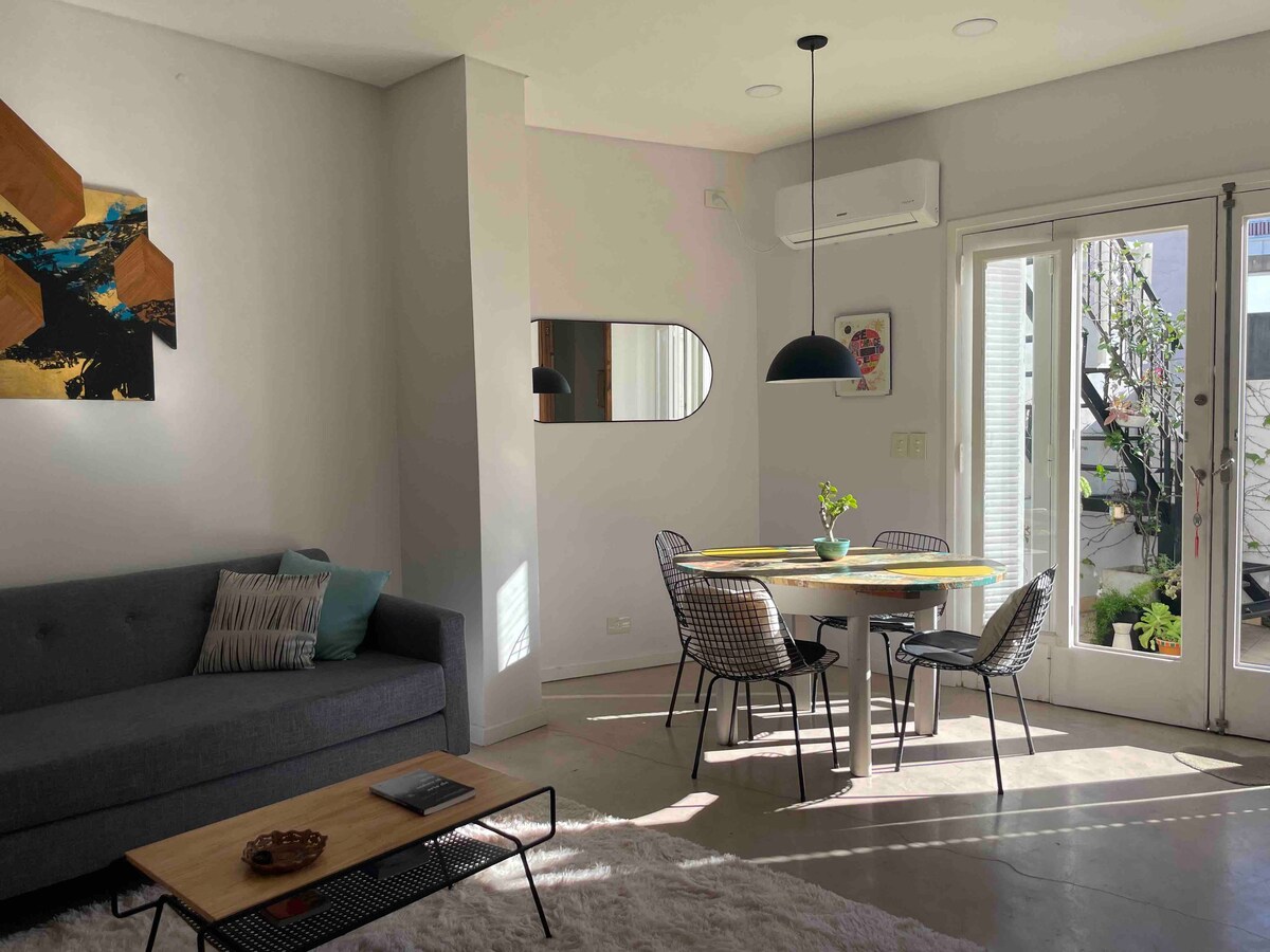 Apartamento térreo com 2 quartos e terraço em Villa Ortúzar