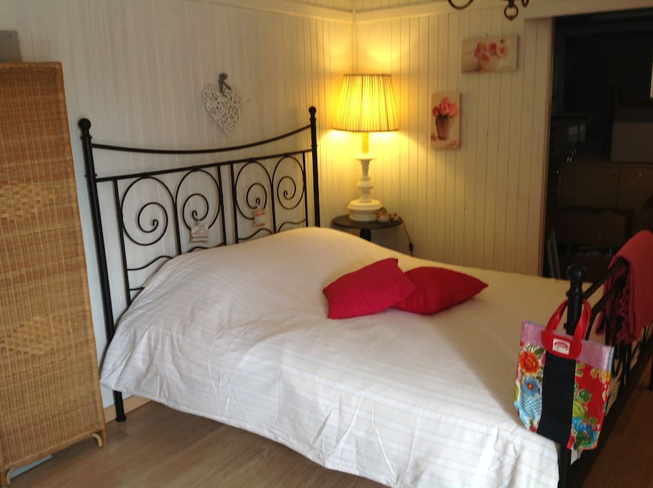 Twee persoonsbed 160x200. Extra bed mogelijk
