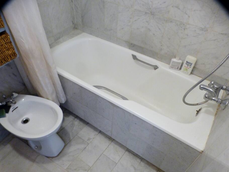 salle de bain baignoire et toilettes séparés.