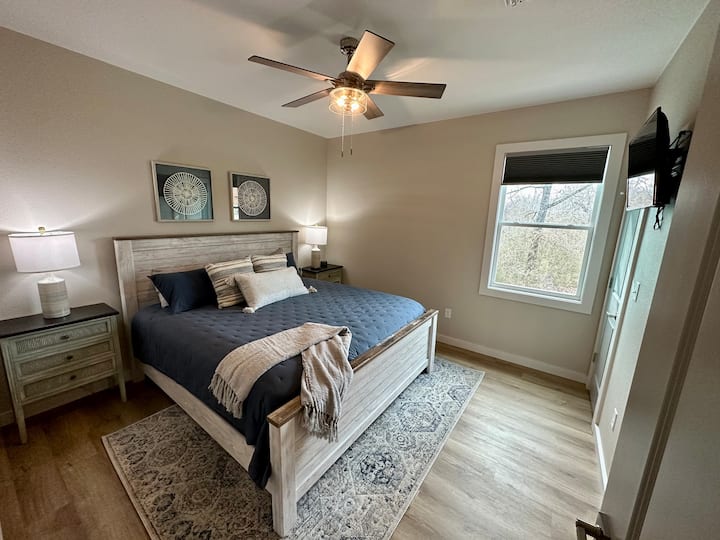 ห้องนอนใหญ่เตียงคิงไซส์ เครื่องเสียงทีวี (Hulu Live) ตู้เสื้อผ้าห้องน้ำส่วนตัว 