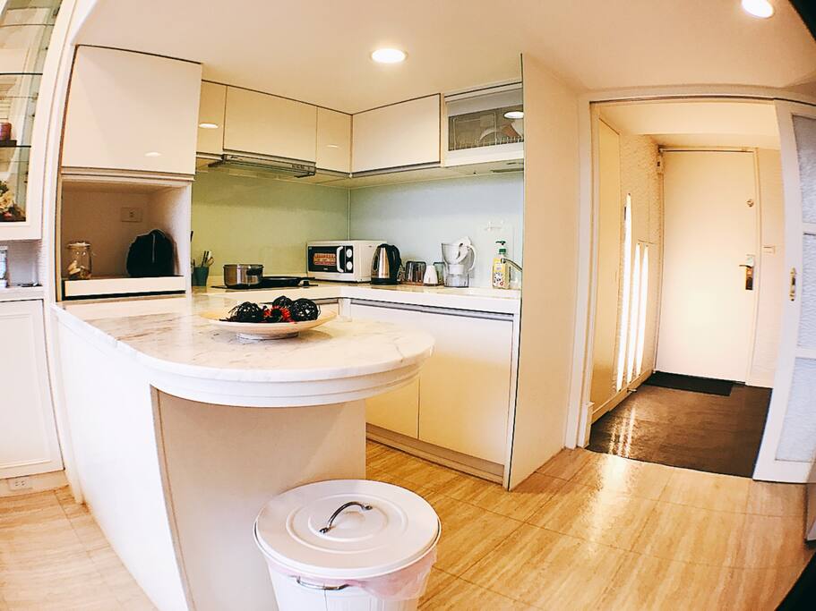 廚房以及餐桌,所有廚具一應俱全,在家你就是大廚!The kitchen is fully equipped, why go out? be a master chef at home!