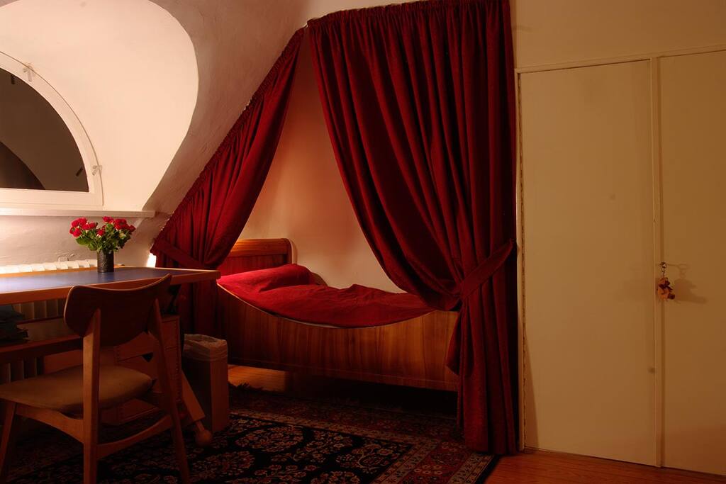 Schreibtisch mit echtem Biedermeierbett im Alkoven