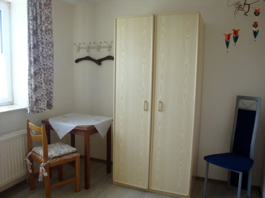 Kleiderschrank im 1. Schlafzimmer